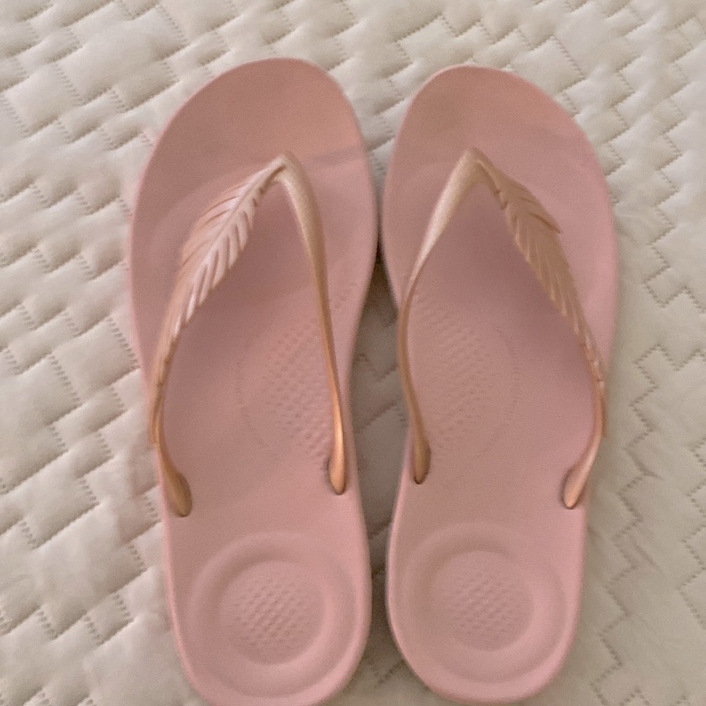 Fitflop IQushion pink flip flops